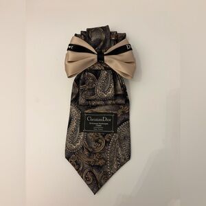 Elegant Paisley Tie - Black and Gold